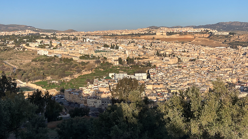 Panoramablick von der Burg auf F&egrave;s