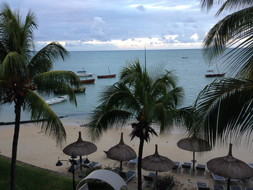Blick von unserem Balkon auf den Hotelstrand