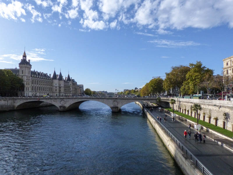 Blick &uuml;ber die Seine zum Justizpalais auf Ile de la Cit&eacute;