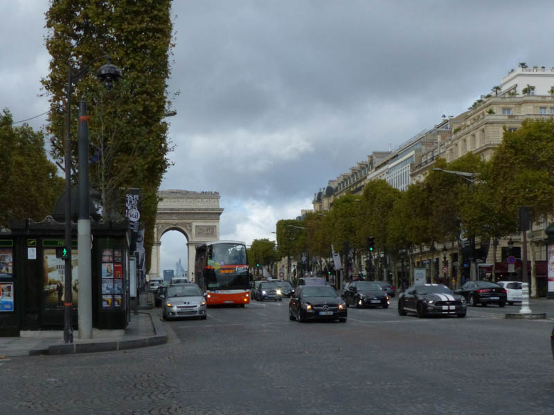 Champs-Elys&eacute;es mit Blick zum Triumphbogen